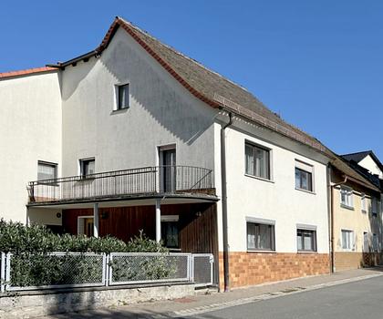 Zweifamilienhaus mit Nebengebäuden in Hagenbach