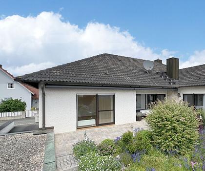 Viel Platz & noch mehr Möglichkeiten:
Bungalow mit Einliegerwohnung und Gartenidylle in Eggolsheim