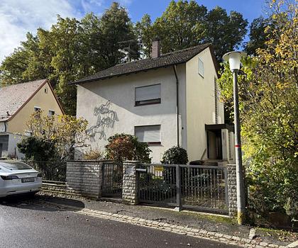 Zwei Wohneinheiten, Pool und Traumgarten – ein Haus voller Möglichkeiten in Roßtal