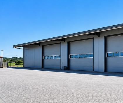 Sofort durchstarten: Neuwertige Gewerbehalle mit flexiblen Büros & Riesen-Areal!