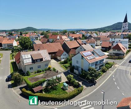 Familienglück auf drei Ebenen: Top gepflegtes Zweifamilienhaus mit ausgebautem DG in Berngau