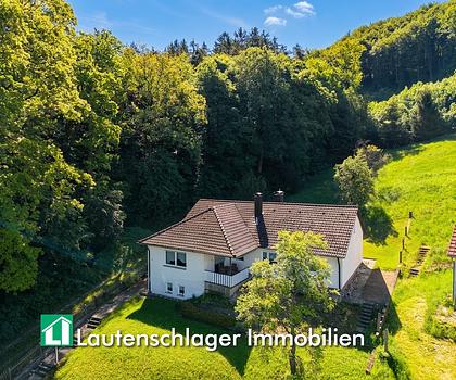 Stadtrandlage mit viel Grün!
Geräumiger Winkelbungalow mit Garage in Neumarkt i.d.OPf.
