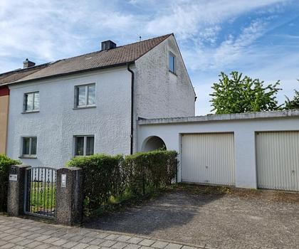 Stattliches Wohnhaus mit großem Grundstück und zwei Garagen...