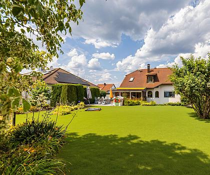 Hegerich: Stilvolles Zweifamilienhaus mit Wintergarten und vielseitigen Nutzungsmöglichkeiten